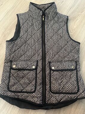Sleeveless Herringbone Quilted Vest in Black & White